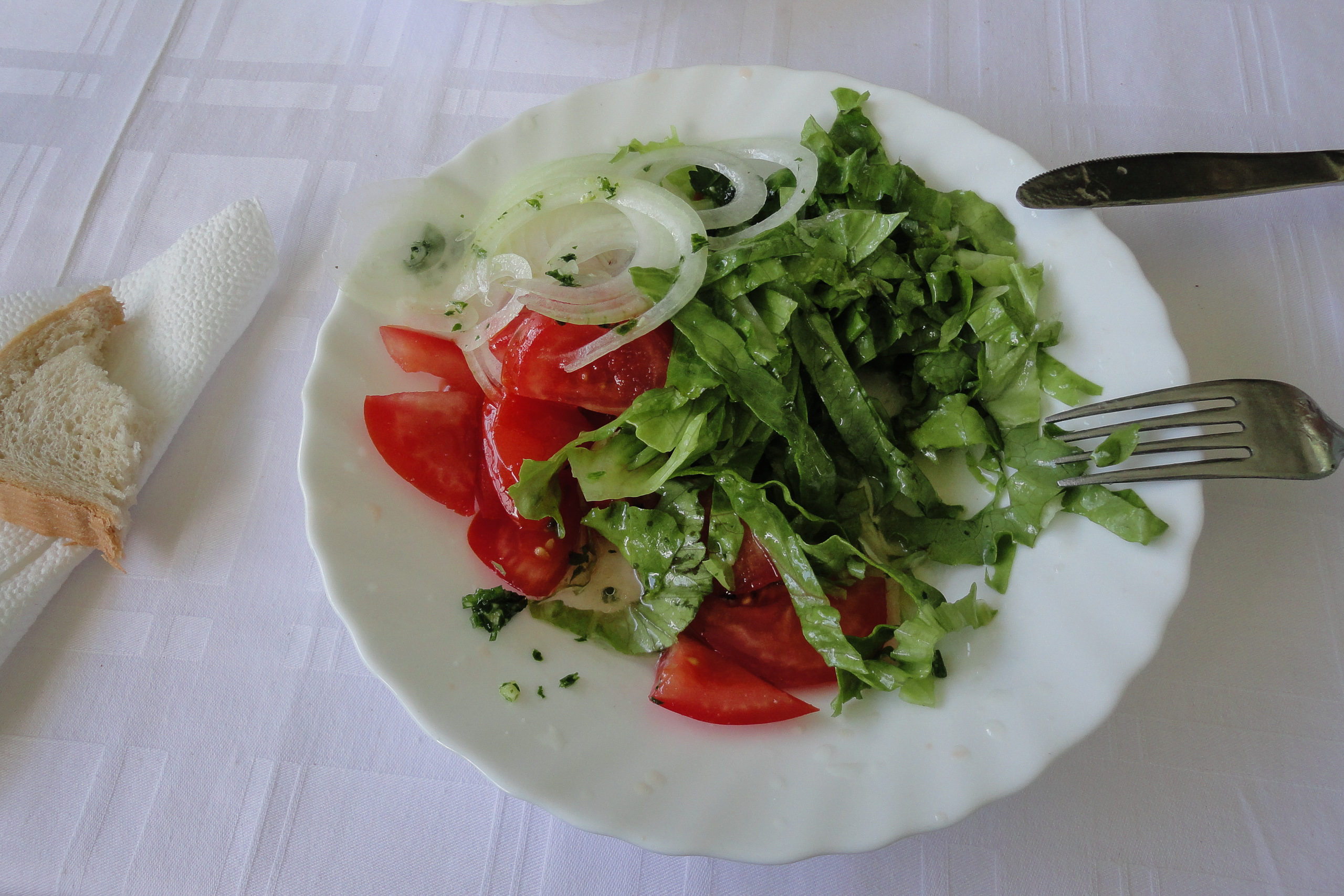 Mittagessen in Pomer – frischer Salat mit Tomate